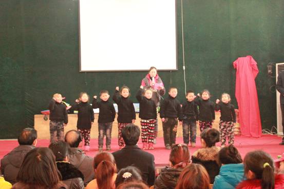 2012年12月25日林州市臨淇鎮(zhèn)七巧板幼兒園授權(quán)揭牌儀式