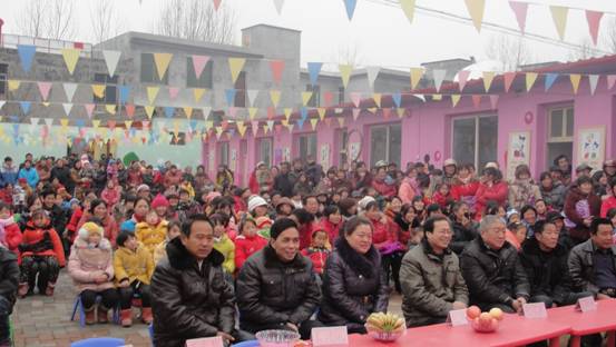 2012年12月28號南陽社旗劉房莊啟蒙幼兒園授權揭牌議式_群峰教育聯盟園